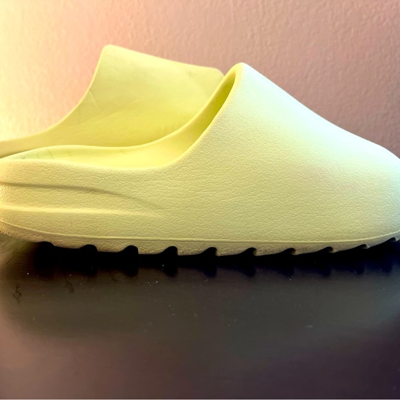 SOLD ‼️ Adidas Yeezy Slides Light Neon Green - Picture 2 of 7